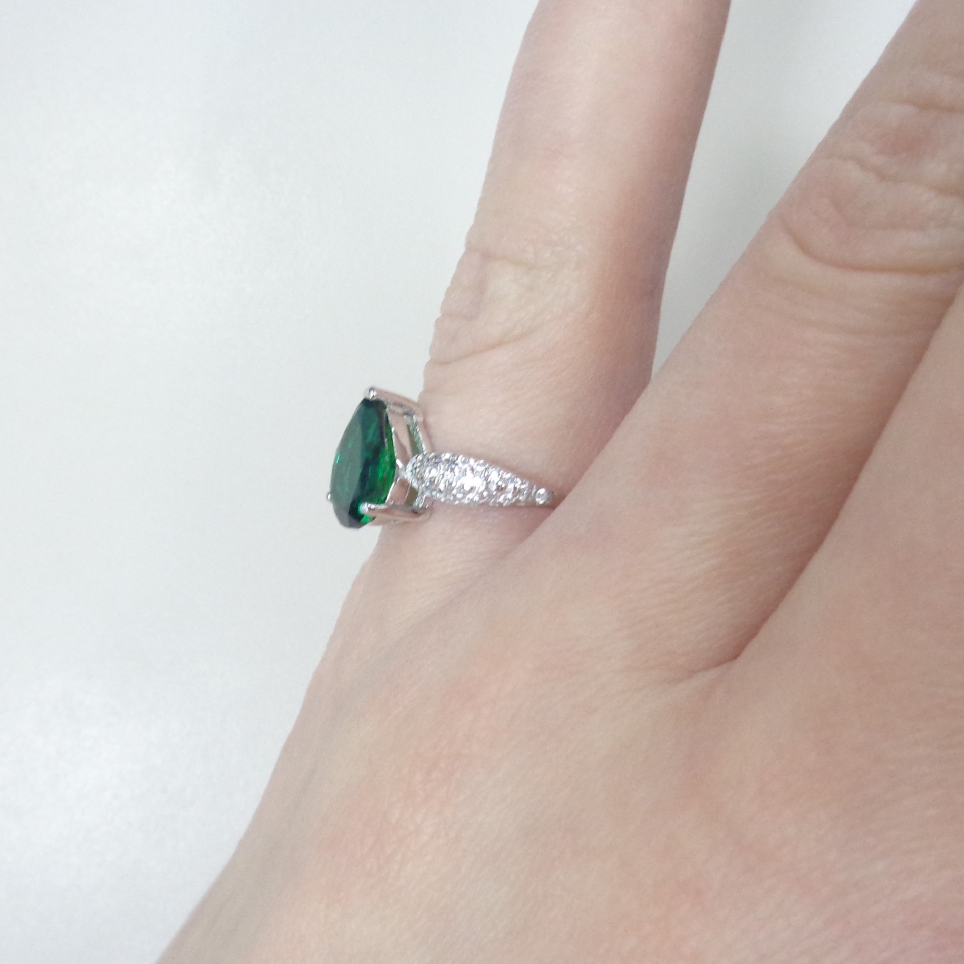 Серебряное кольцо с выращенным изумрудом